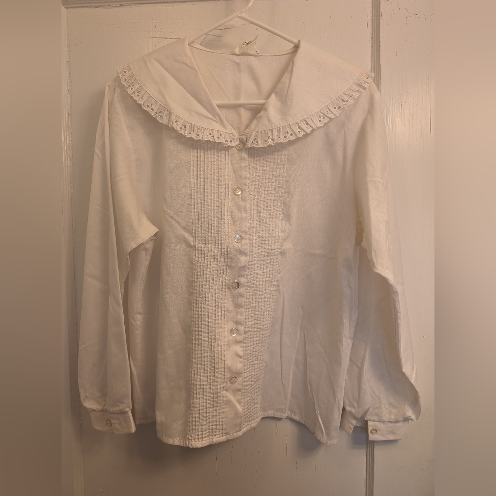Donnkenny vintage pintuck blouse with frill/lace collar